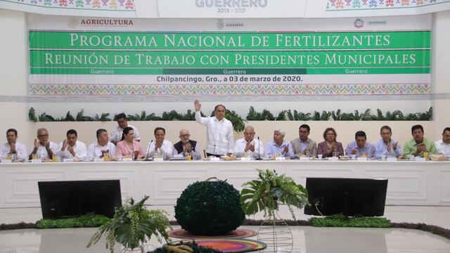 Héctor Astudillo Flores. Entrega de fertilizante.
