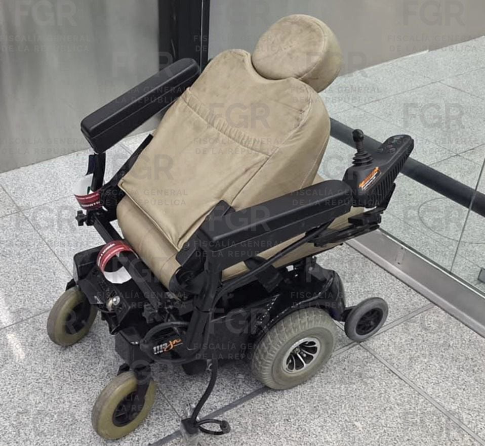 FGR informa que hombre que intentó introducir drogas en su silla de ruedas en el AICM fue vinculado a proceso.