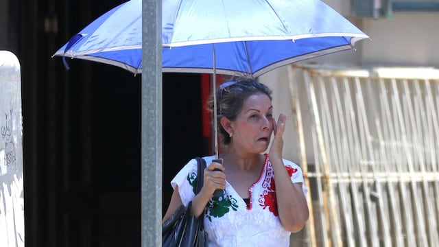 Mujer cubriéndose del intenso calor.
