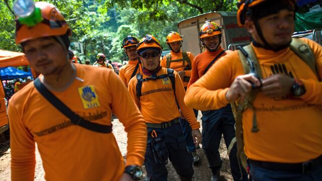 Voluntarios tailandeses se dirigen a la cueva de Tham Luang en el parque forestal Khun Nam Nang.