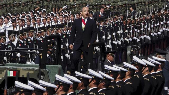 Imagen de Felipe Calderón en un desfile militar en septiembre de 2012