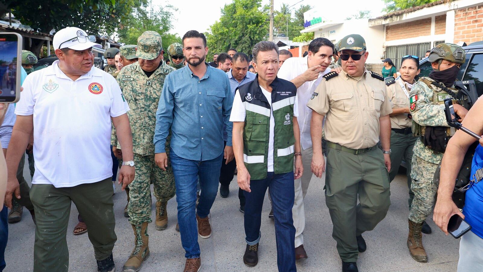 Pablo Lemus supervisa labores de apoyo en Puerto Vallarta tras afectaciones por tormenta