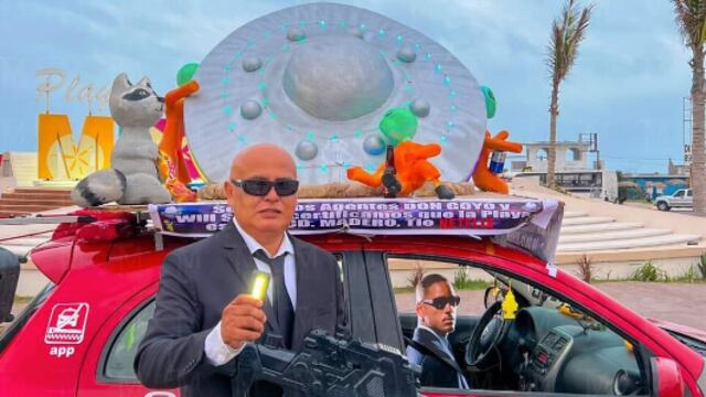 Taxista viaja con todo y OVNI