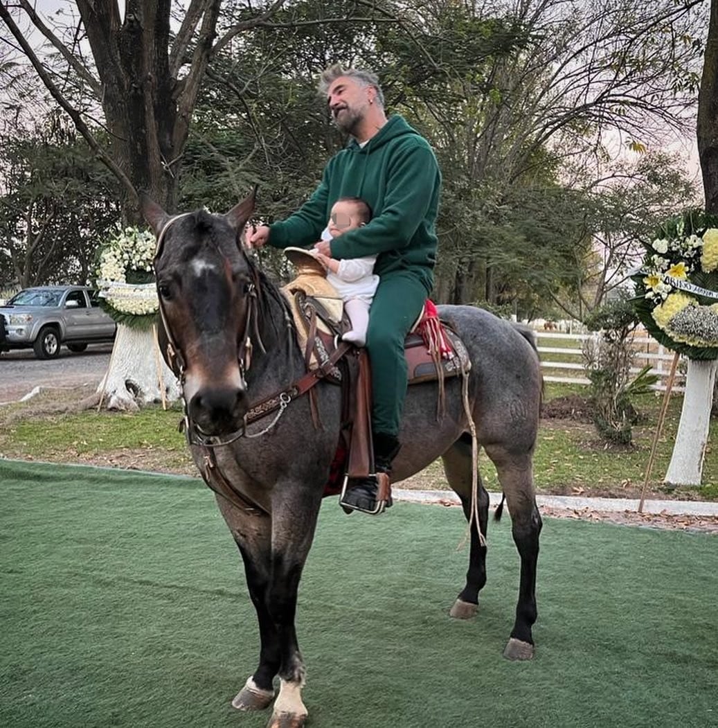 Alejandro Fernández y su nieta Cayetana