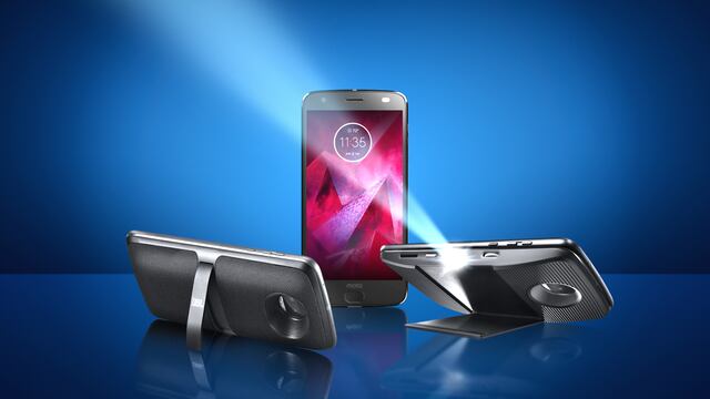 Moto Z2 Force junto al Moto Mod Soundboost 2 y el Moto Mod Insta-Share Projector.