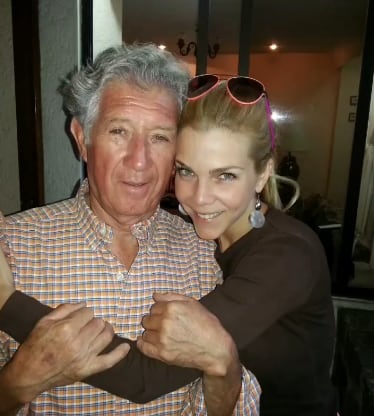 Gaby Crassus y su suegro Salvador Mejía.
