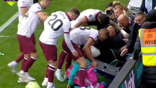 Jugadores del West Ham salvan a niño de valla publicitaria