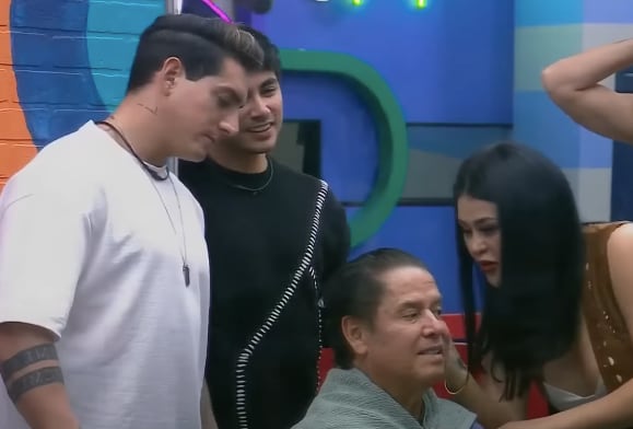 Gomita le corta el cabello a Mario Bezares en La Casa de los Famosos México