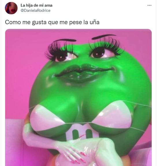 Daniela Rodrice feliz por sus uñas cumpleañeras.