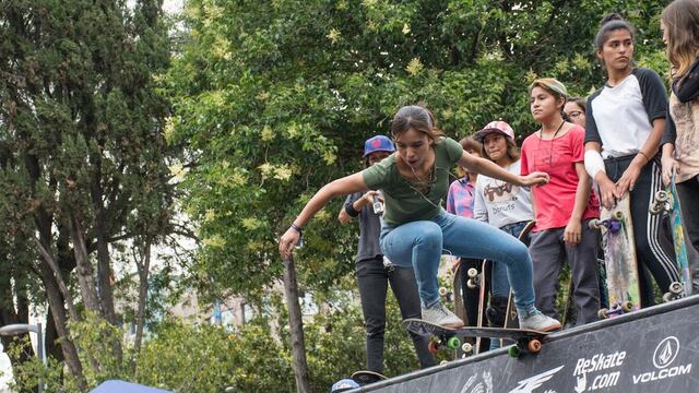 Mujeres practicando skate