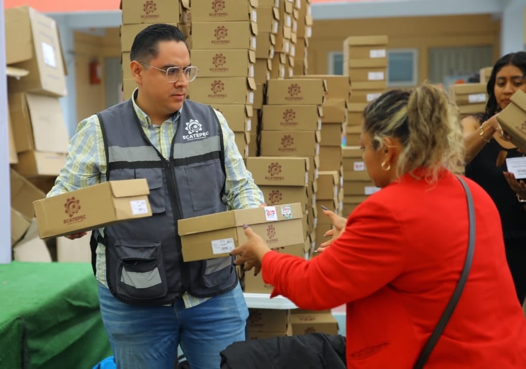 Azucena Cisneros entrega zapatos escolares a estudiantes de Ecatepec durante el programa “Zapatón, Pisando Seguros”