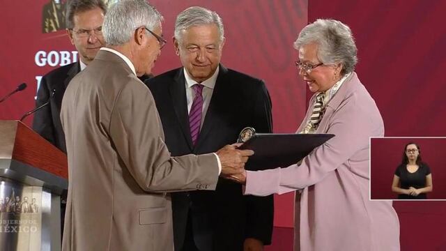 Andrés Manuel López Obrador. Entrega de reconocimientos.