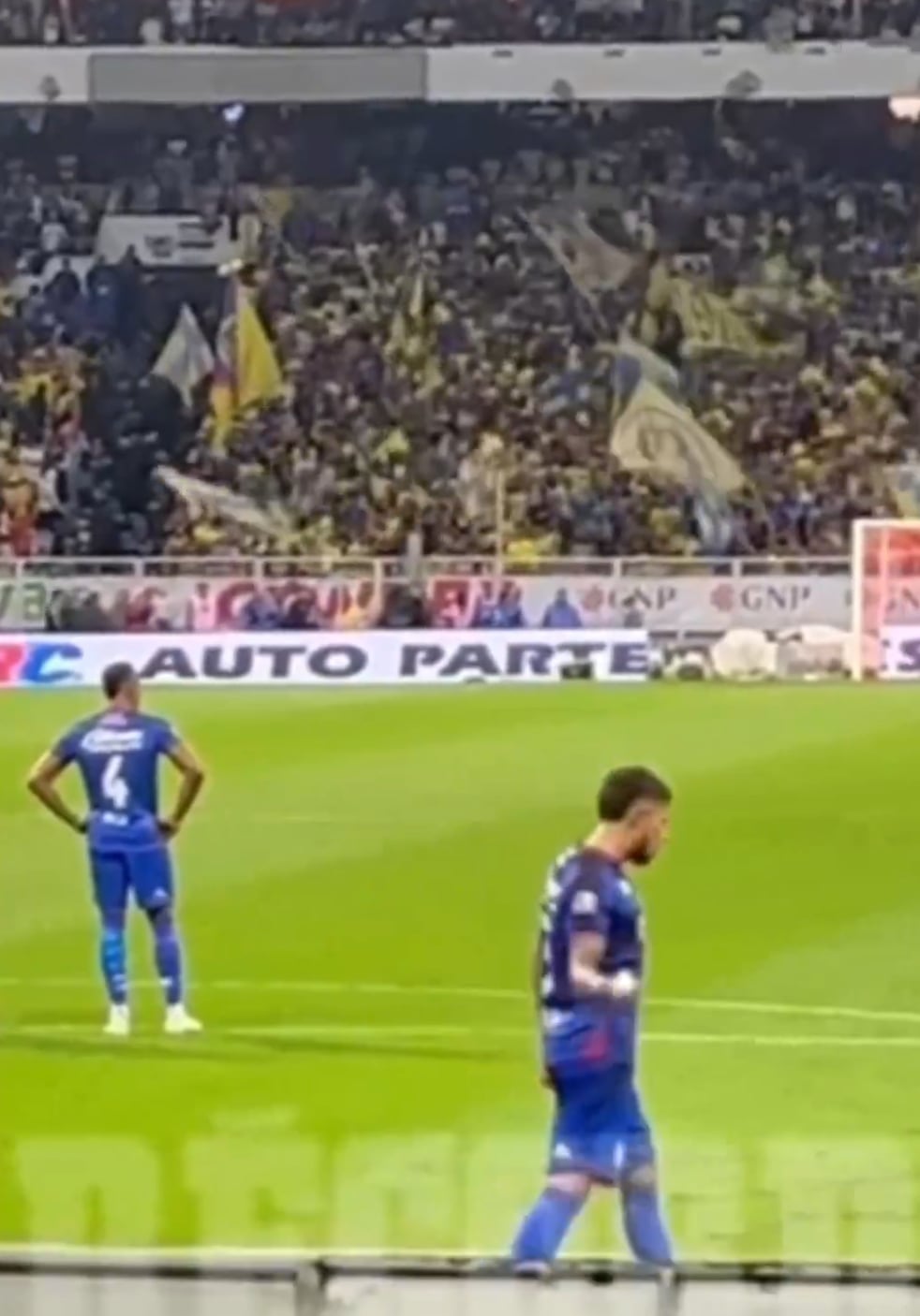 Seña obscena de Carlos Salcedo