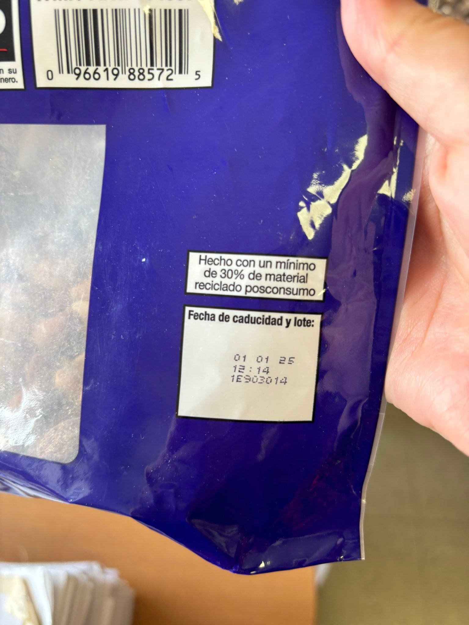Compró nueces con gusanos en Costco