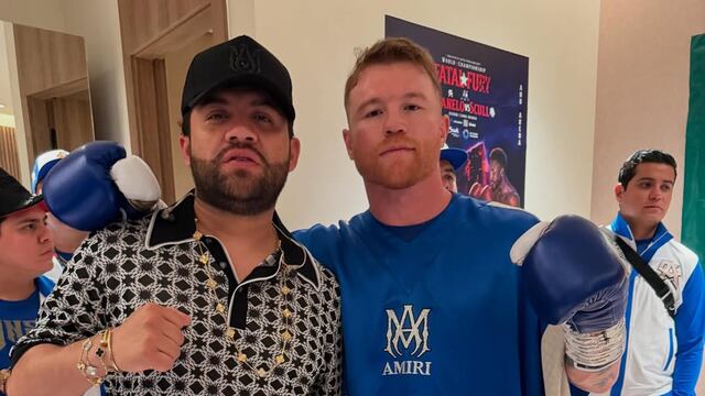 Luis R Conriquez celebra la victoria del Canelo