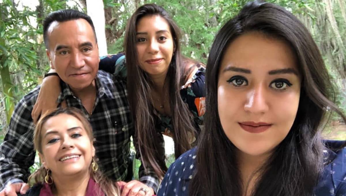 Rufino H León Tovar con su esposa e hijas