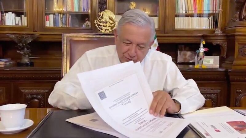 VIDEO: Firma AMLO uno a uno certificados del Programa Jóvenes Construyendo el Futuro