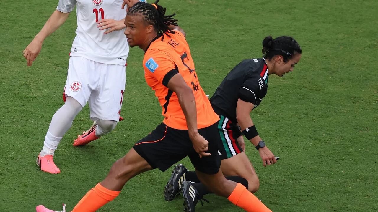 Nathan Aké choca con Katia Itzel García en el partido de Países Bajos - Túnez en el Mundial 2026