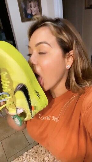 Chiquis Rivera lame suela de su tenis