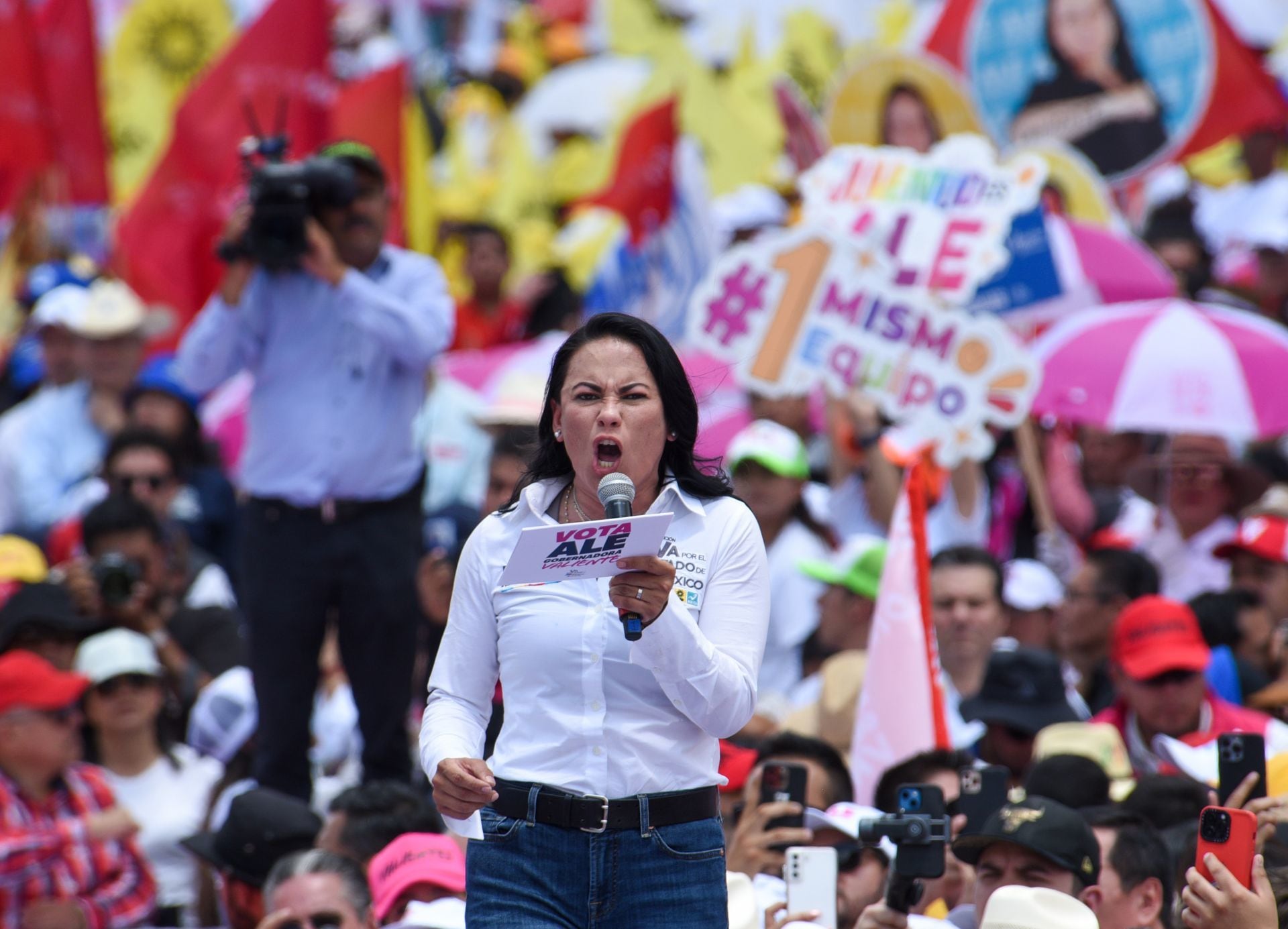 Alejandra del Moral candidata a la gubernatura del Estado de México por la Coalición “Va por el Estado de México realizó un cierre de campaña en la ciudad de Toluca frente a Palacio de Gobierno.