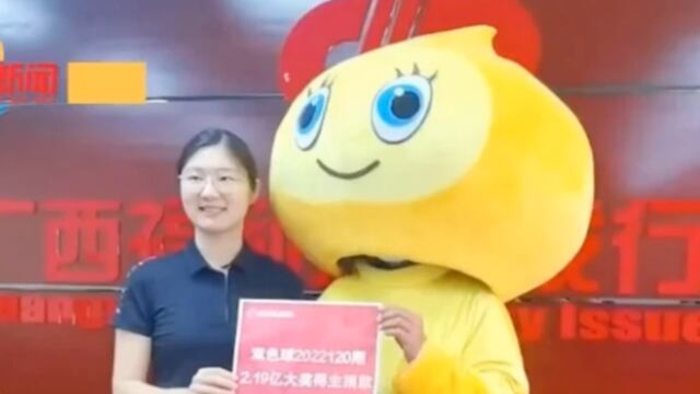 Hombre disfrazado recibiendo premio millonario de lotería