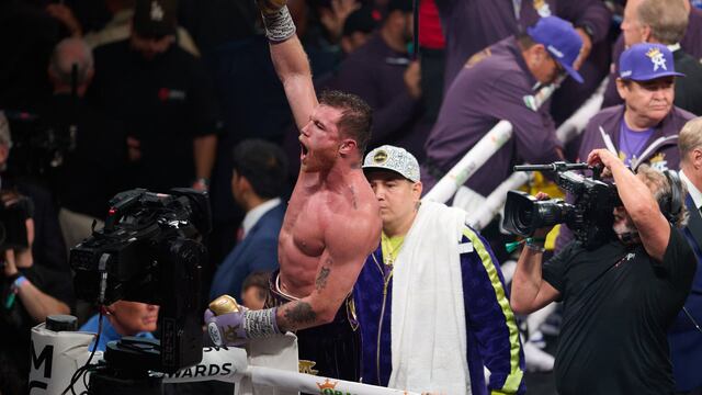 Canelo celebra su victoria ante Jarmell Charlo