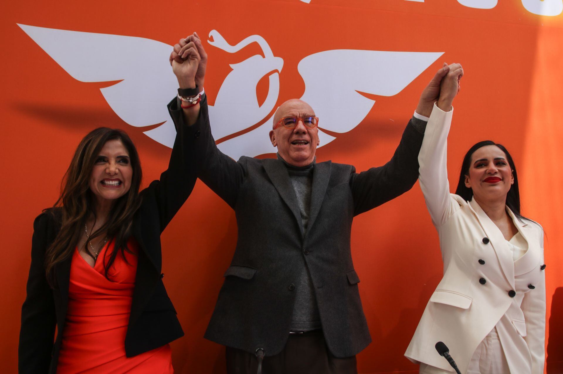 Movimiento Ciudadano le da la bienvenida a Sandra Cuevas y Alejandra Barrales como candidatas con los tenis fosfo fosfo
