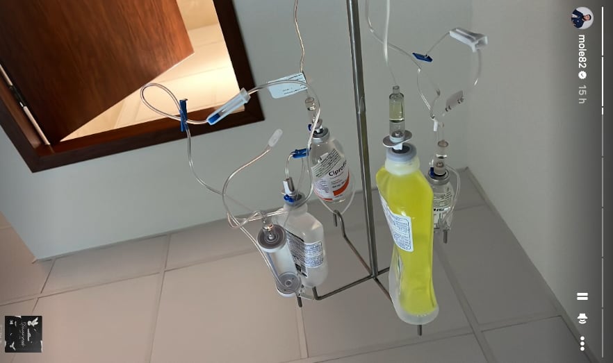 La Mole muestra los medicamentos que le suministran en su hospitalización.