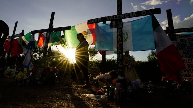 Acusan a 4 hombres por tráiler donde murieron 53 migrantes en San Antonio, Texas