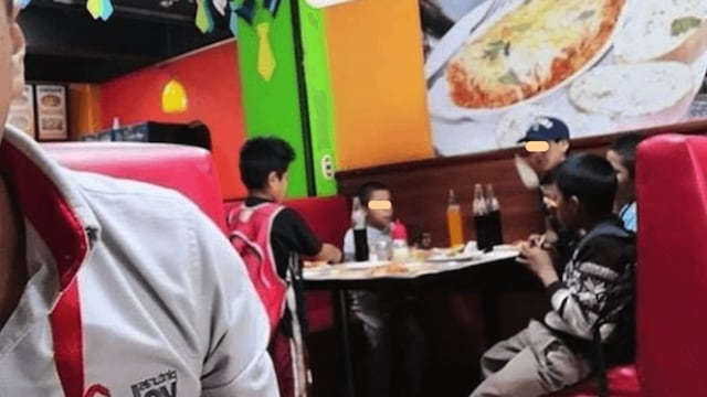 Invitan a niño vendedor de dulces a comer.