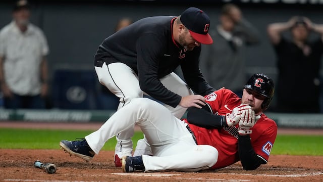 David Fry de los Cleveland Guardians sufrió un pelotazo en el rostro durante el partido contra Detroit Tigers