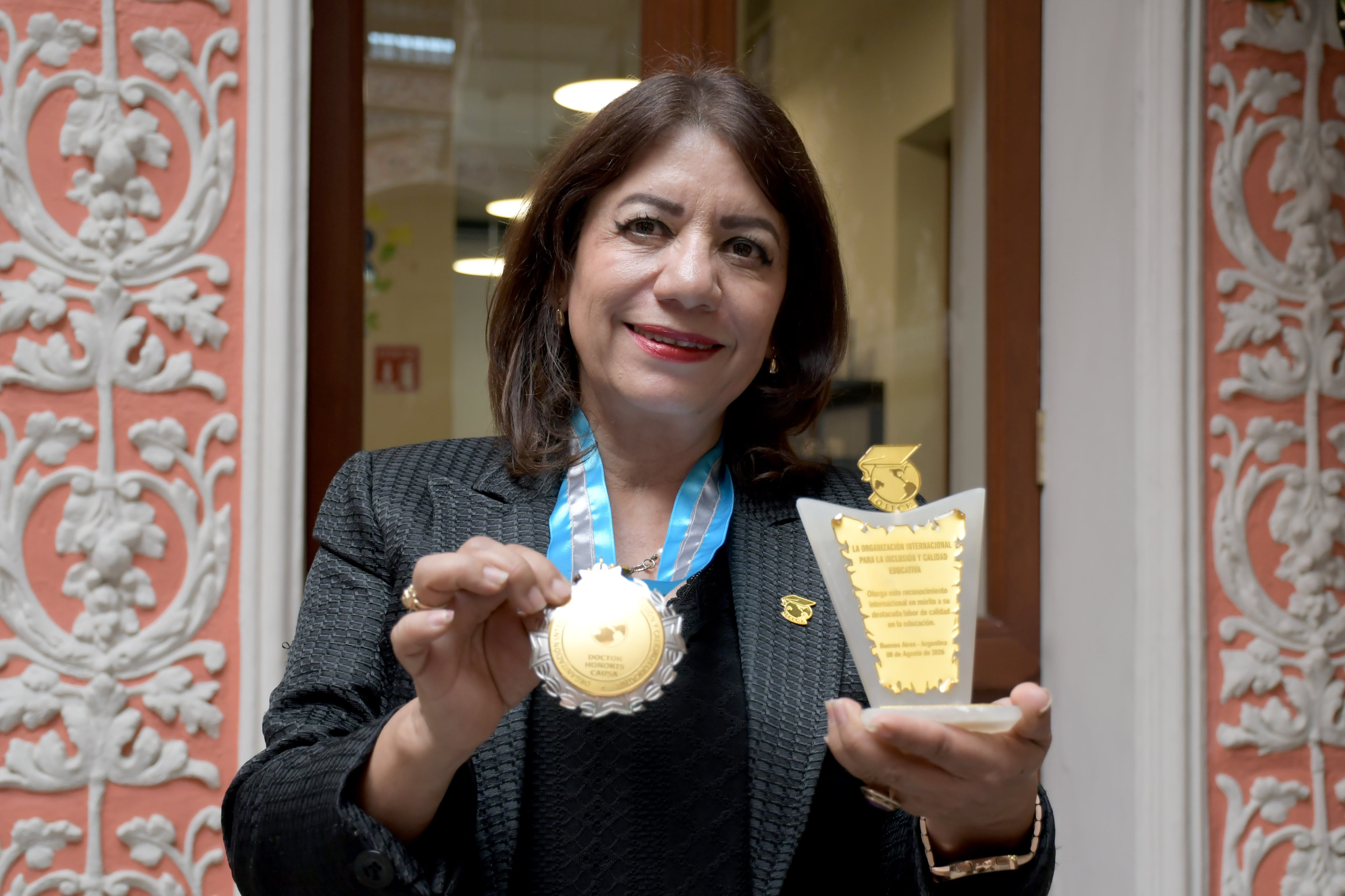 Académica de la BUAP, Diana Hernández, recibe Doctorado Honoris Causa