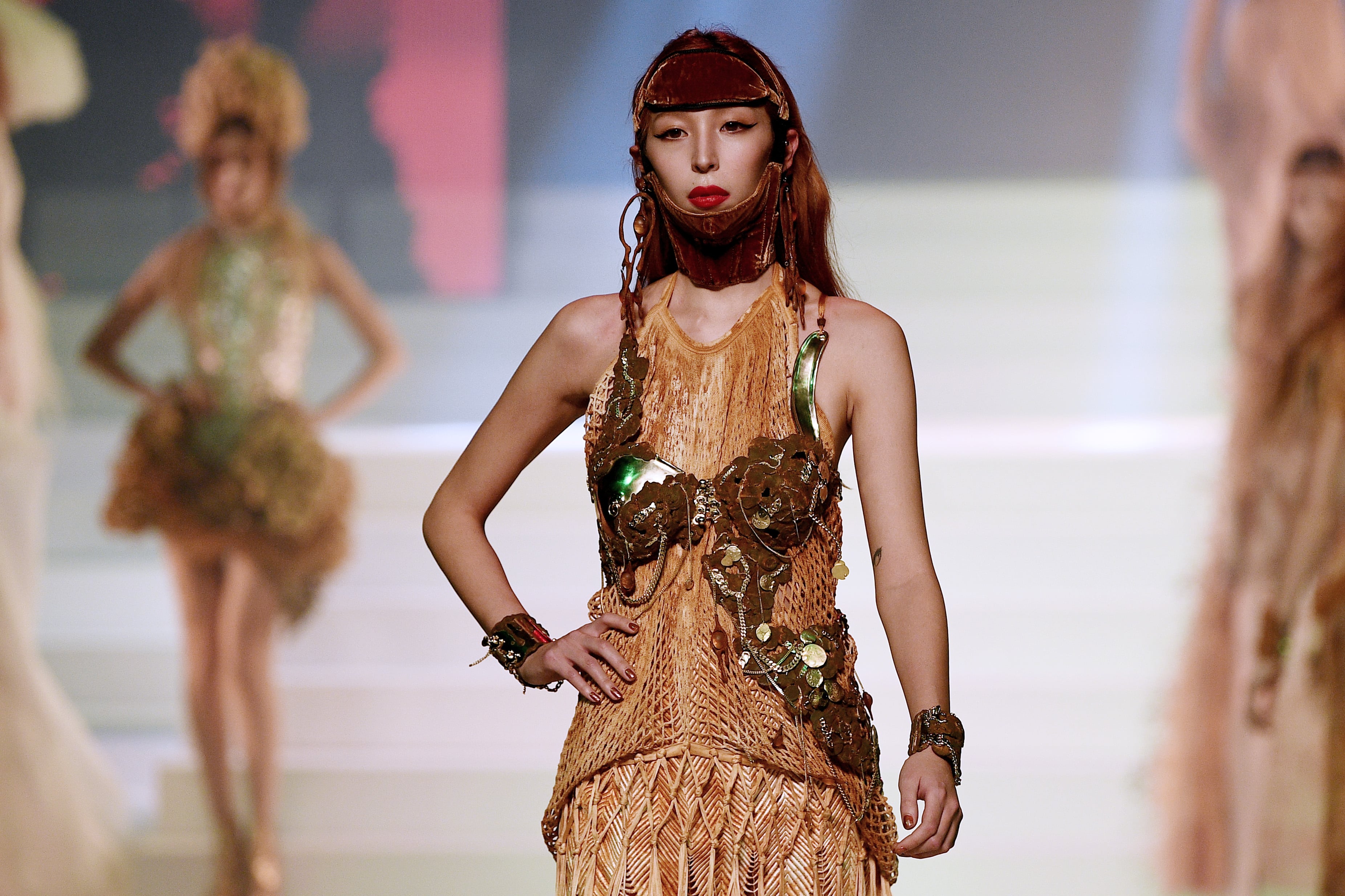 Issa Lish en desfile de Jean Paul Gaultier