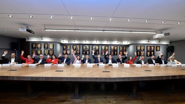 Consejo Nacional del PRI expulsa a 6 de sus militantes