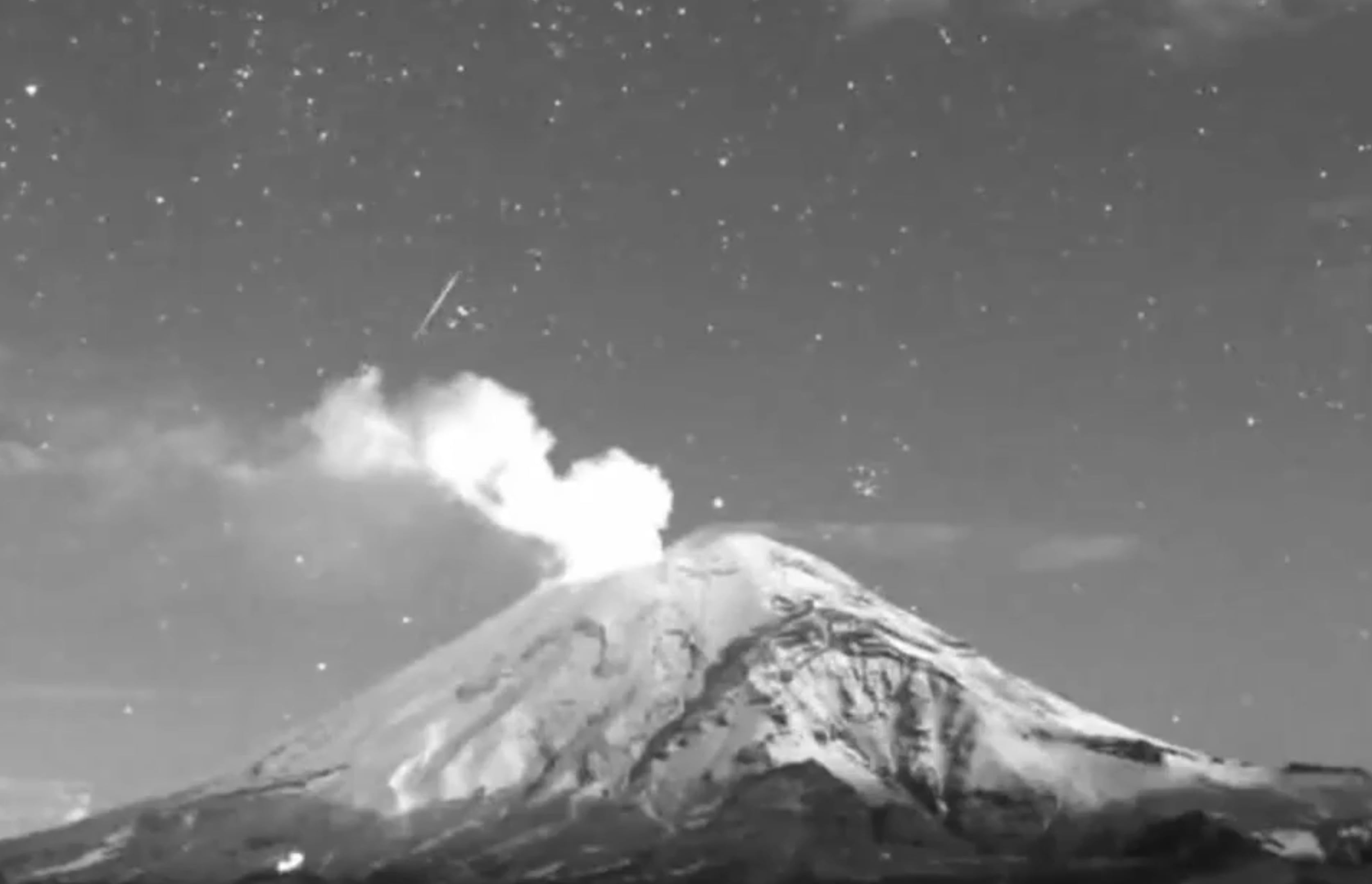 Estrella fugaz en el Volcán Popocatépetl