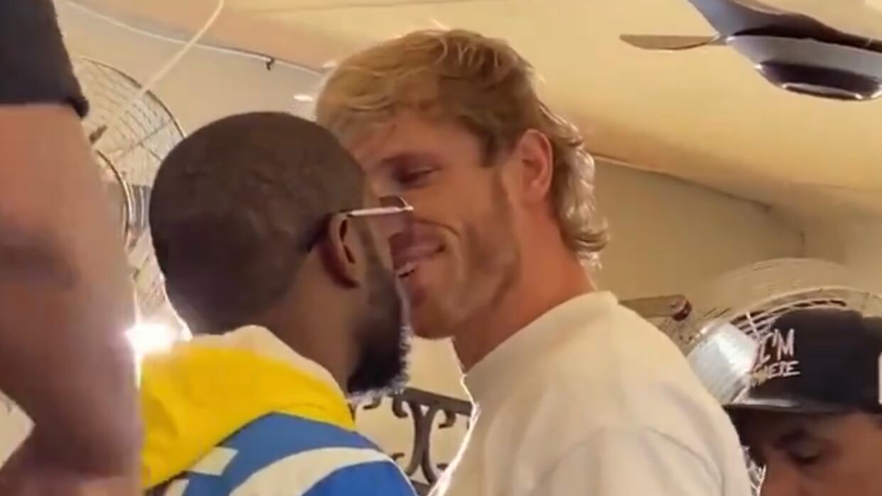 Floyd Mayweather y Logan Paul se miden en intenso careo previo a su pelea