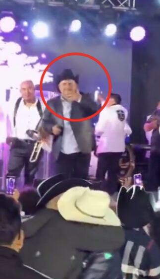 Chuy Lizárraga se incomoda al ver a dos hombre besándose