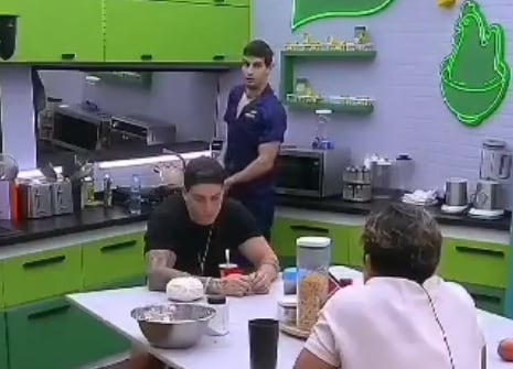 Adrián Marcelo metiendo la mano a su pantalón en La Casa de los Famosos 2024.