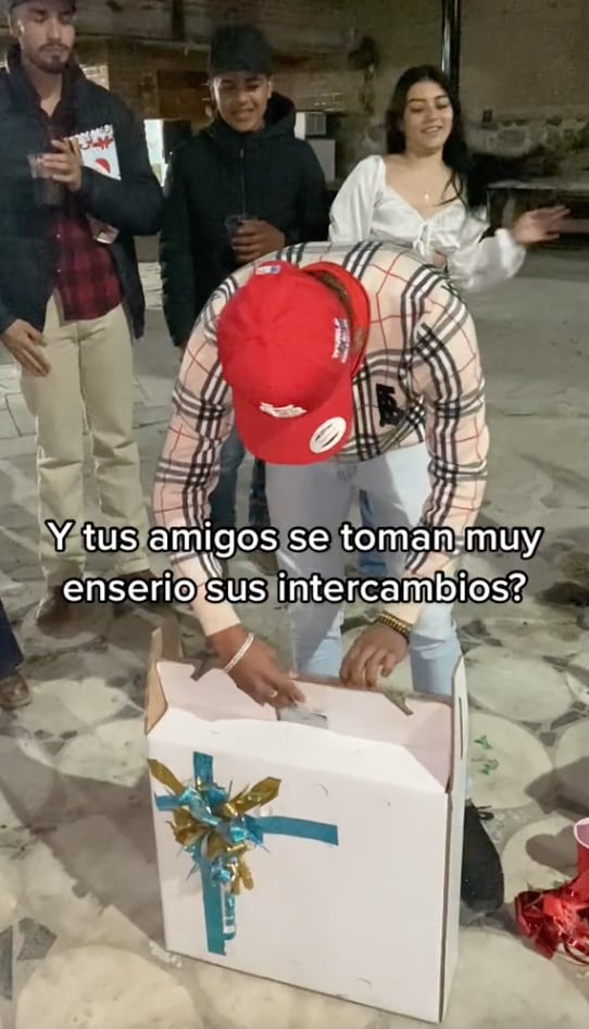 Amigos se regalan un gallo y una cabra en intercambio