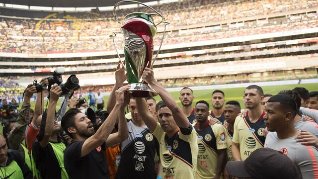 América alza su recién ganada Copa MX.