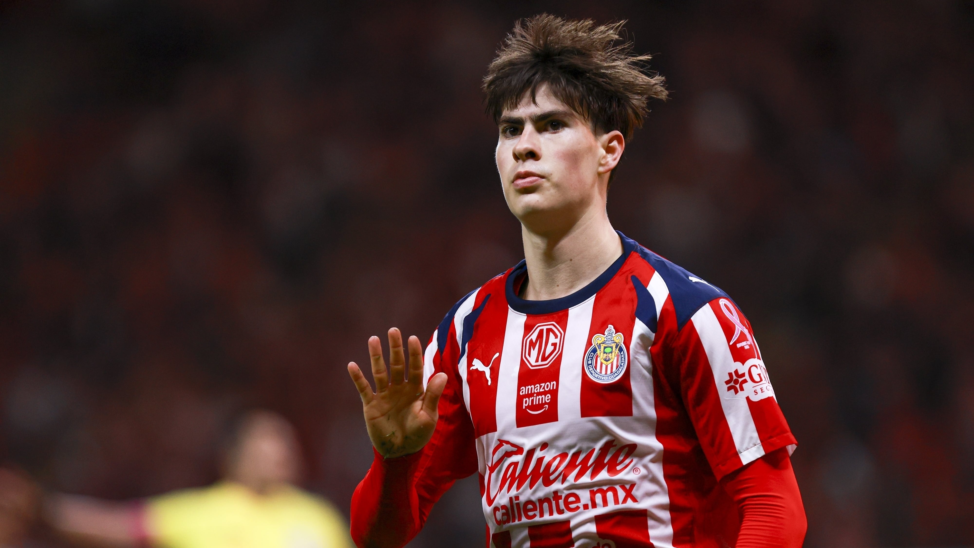 La prueba de que la Hormiga González está destinado a la gloria; empató récord de Chicharito