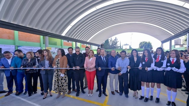 Pedro Rodríguez entrega arcotecho en preparatoria oficial 87