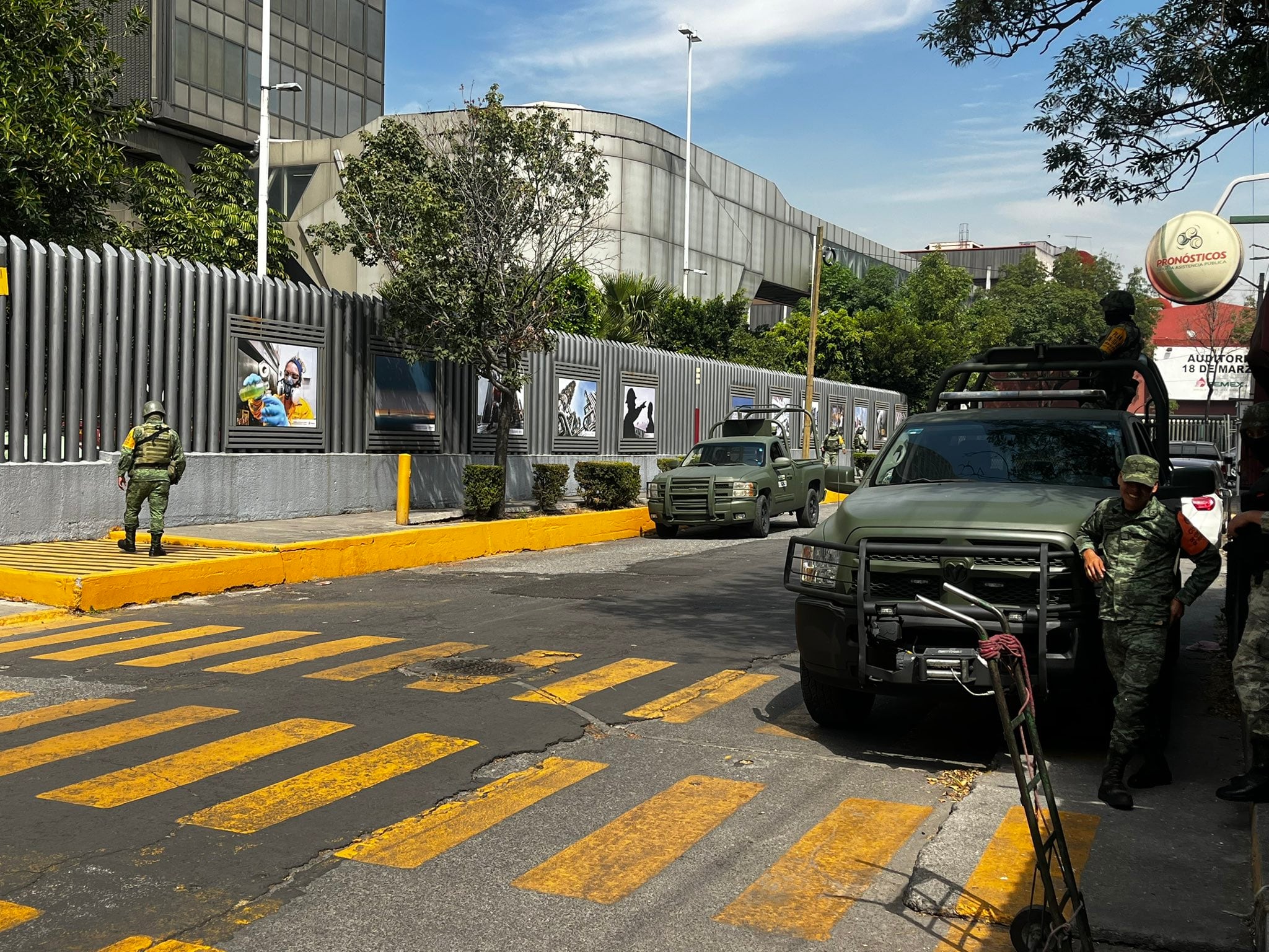 Operativo de seguridad por artefacto explosivo en torre de Pemex