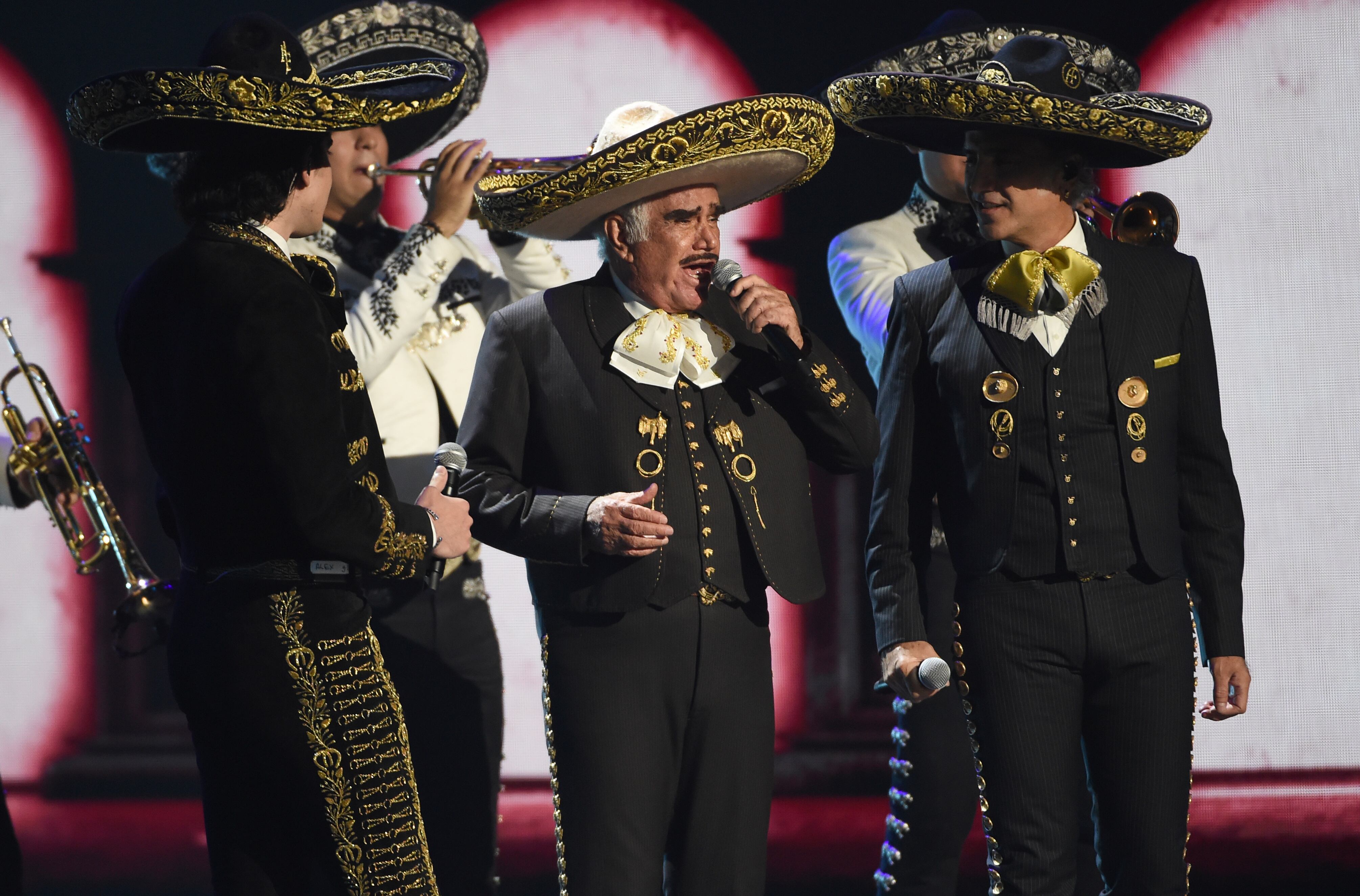 Alex, Alejandro y Vicente Fernández en los Latin Grammy 2019.