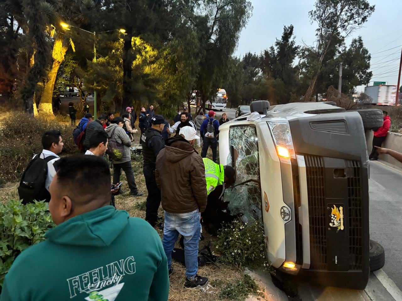 Volcadura de combi que quiso evitar bloqueo en autopista México-Pachuca