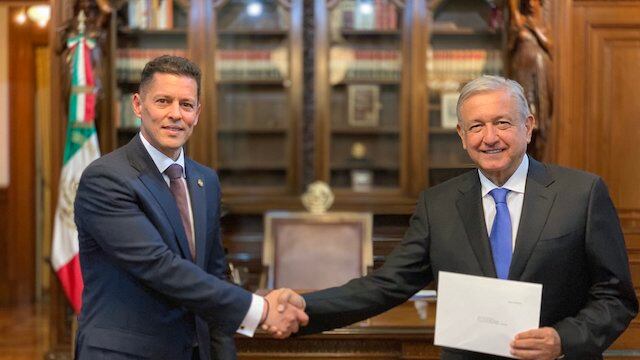 AMLO saluda a Juan Carlos Gutiérrez Madrigal, embajador de Nicaragua y uno de los nuevos junto a China, Indonesia y Sudáfrica