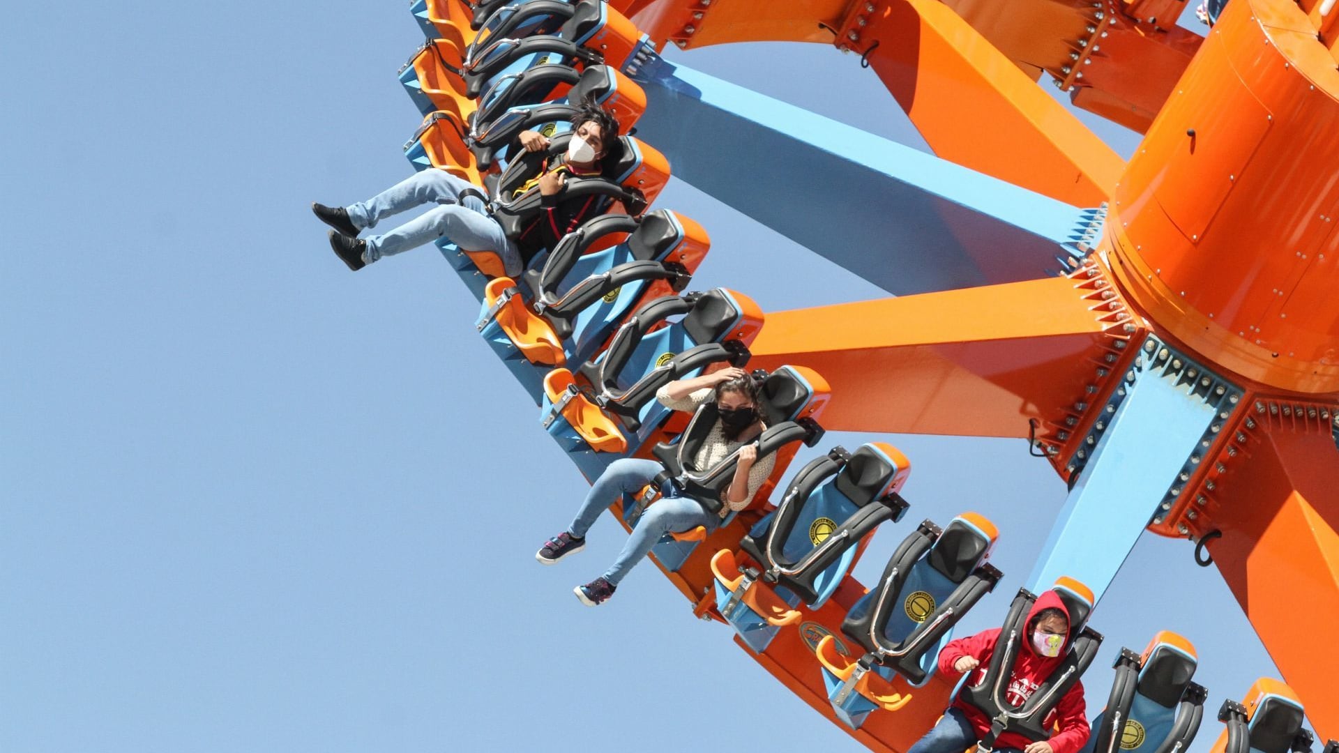 “Six Flags no aprende”: ex titular de Copred recuerda cuando sancionó al parque por discriminar a personas con tatuajes