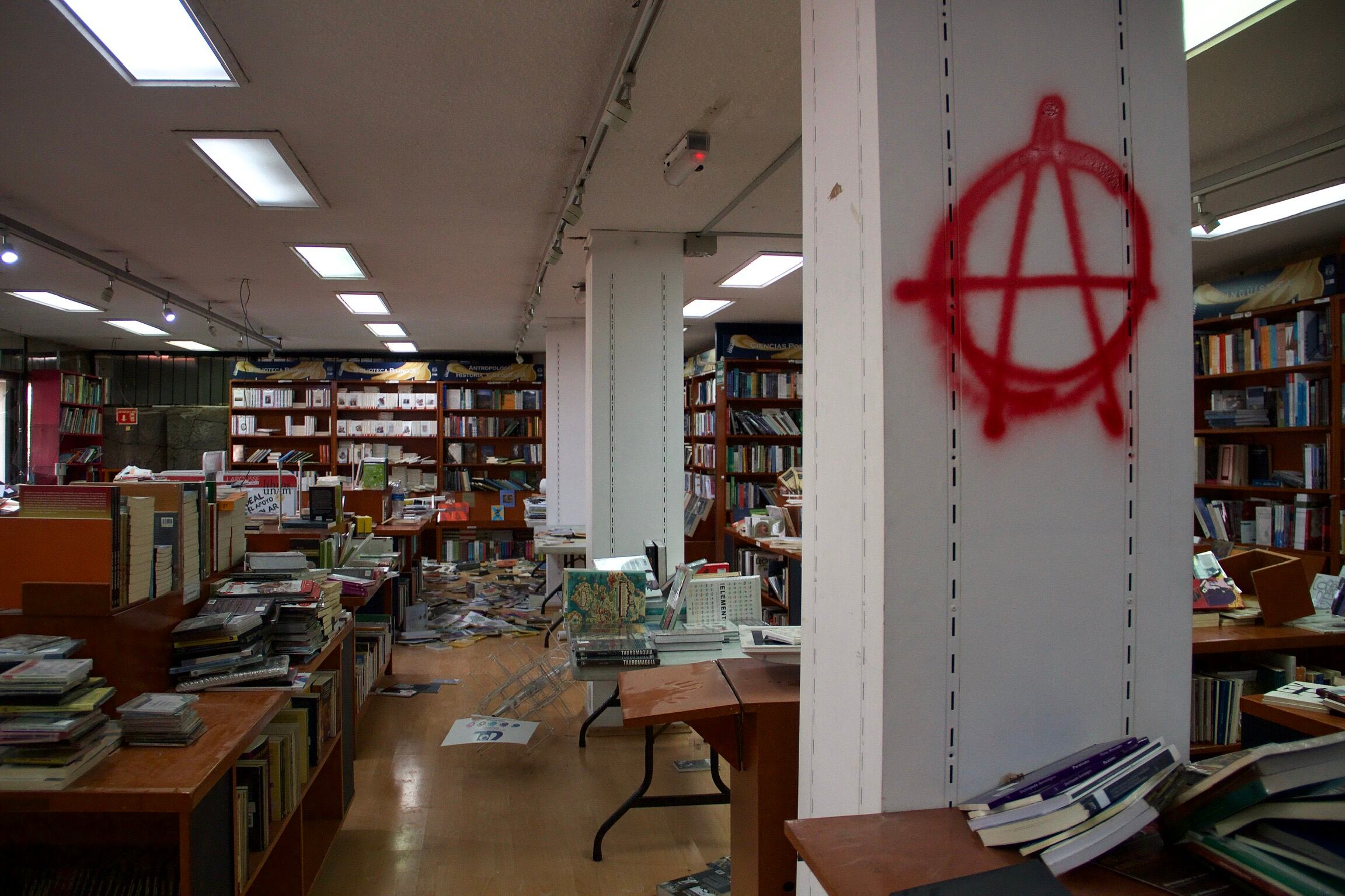 Interior de la librería "Henrique González Casanova".