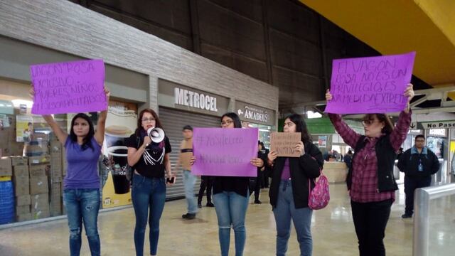 Las jóvenes protestaron en la Estación Cuauhtémoc.