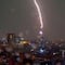 El video del rayo que cayó en la Torre Latinoamericana de la CDMX durante una tormenta